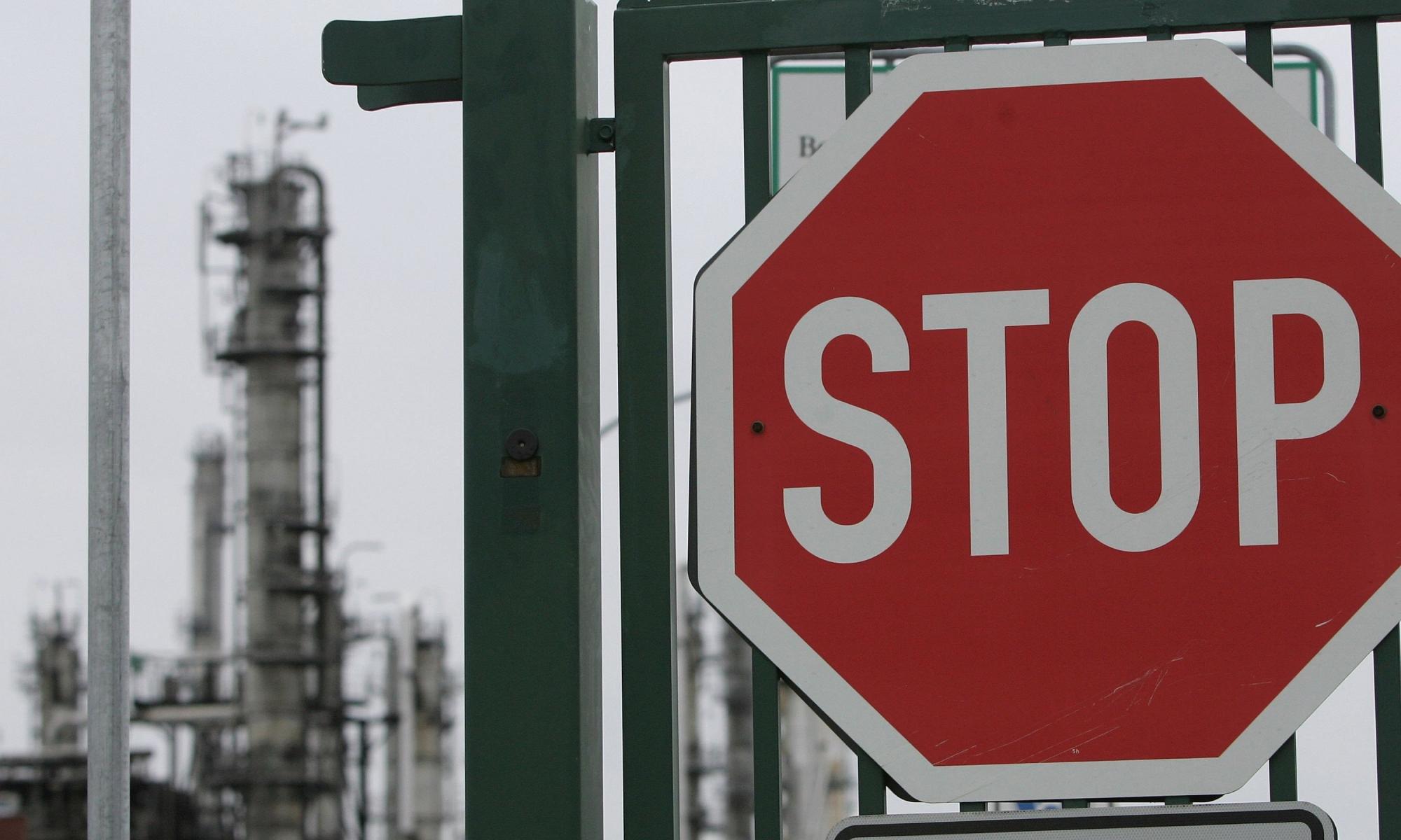 Удар по економіці. Як ембарго і цінова стеля на нафту позначиться на Росії